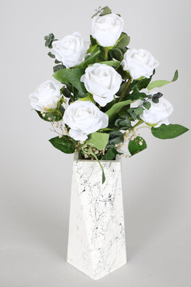 Yapay Çiçek Deposu - 7 Güllü Mermer Desen Beyaz Prizmatik Vazoda Yapay Kadife Gül Tanzimi Marina