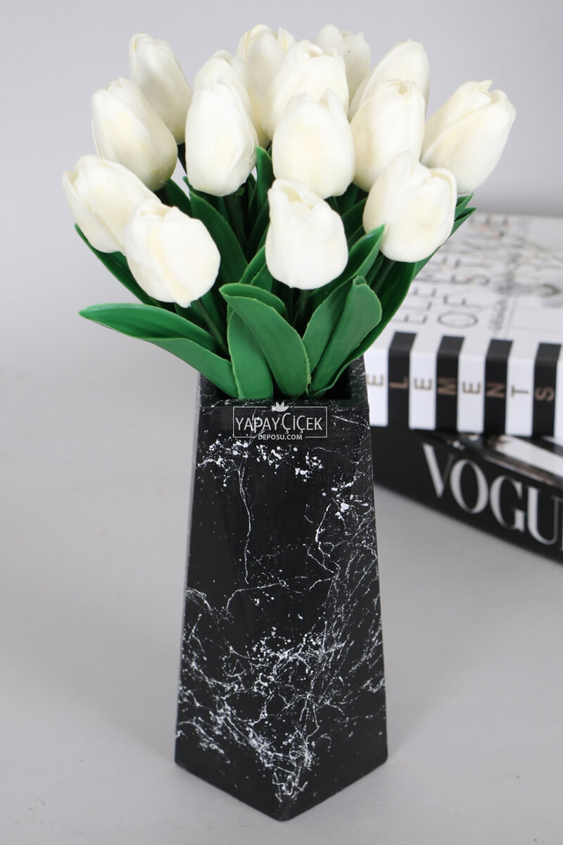 Mermer Desenli Prizmatik Vazoda Beyaz Lale Sadeliği Alya