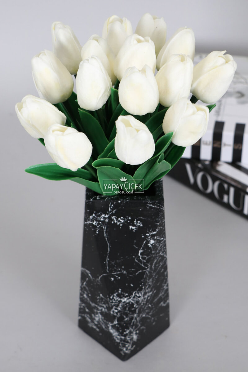 Mermer Desenli Prizmatik Vazoda Beyaz Lale Sadeliği Alya