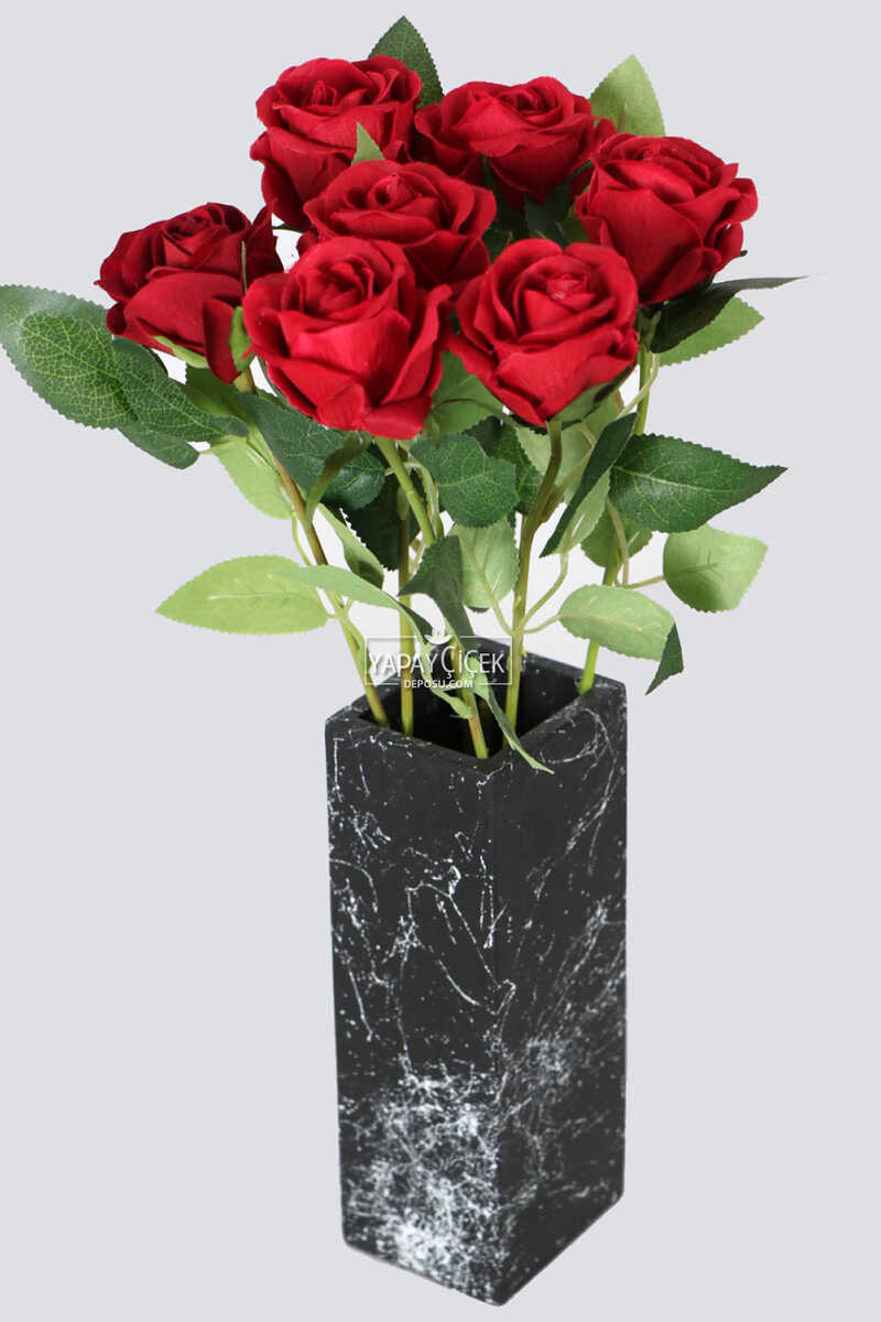 Mermer Desenli Siyah Vazoda 7 Dallı Kadife Gül Demeti Kırmızı 40 Cm