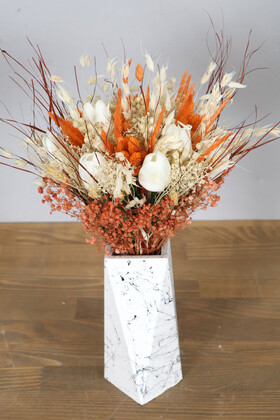 Yapay Çiçek Deposu - Mermer Desenli Prizmatik Beyaz Vazoda Kuru Çiçek Yapay Lale Turuncu Tonlar