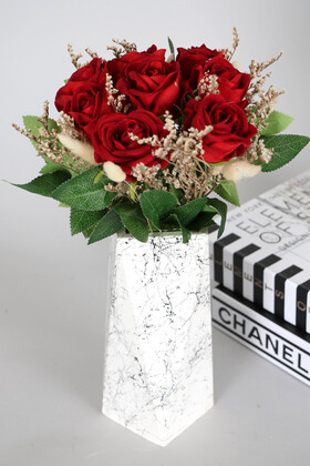 Yapay Çiçek Deposu - 8 Güllü Mermer Desen Beyaz Prizmatik Vazoda Yapay Kadife Gül Tanzimi Taft