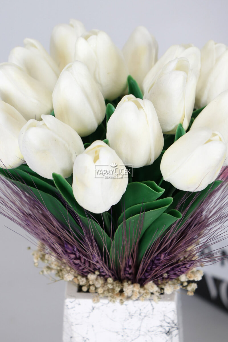 Mermer Desenli Prizmatik Vazoda Beyaz Lale Sadeliği Maia