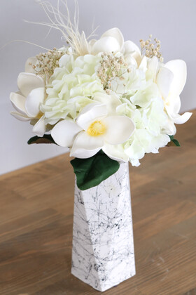 Mermer Desenli Prizmatik Vazoda Lateks Manolya Tanzimi 40 cm Beyaz - Thumbnail